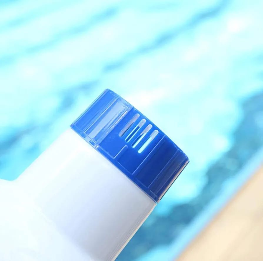 Floating chlorine dispenser for swimming pool and spas