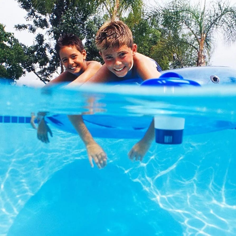 Floating chlorine dispenser for swimming pool and spas